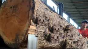 Strange discovery while sawing old teak wood, see what this man found!