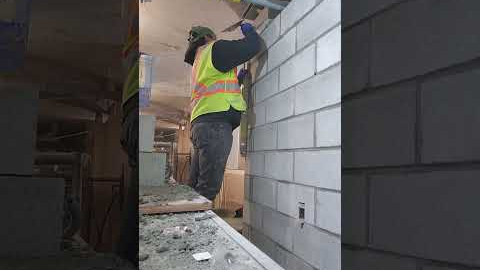 Laying Top Course Corner Block Cut around Rebar Plumbing ans Level #masonrywork