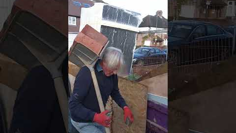 The old bastard still at it . Paul Weller  #hodcarrier #oldschool #bricklaying #tutorial