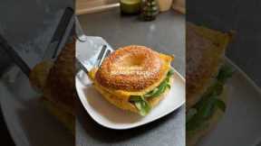Avocado & Egg Breakfast Bagel 🥑🥯 #bagelrecipe #breakfast #easyrecipe #healthyfood #bagel